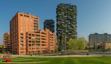 Milan 'ın Isola ilçesinde, balkonlarda büyüyen ağaçlarla birlikte Bosco Verticale 