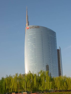 Milano İtalya 29 Mart 2021: UniCredit Tower, Milano 'nun iş merkezinde yer alan bir gökdelen. Kulenin 231 metre yüksekliği İtalya 'nın en yüksek gökdelenidir.