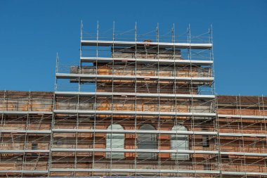 Eski binayı yenilemek için güvenlik iskelesi.