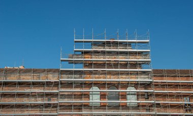 Eski binayı yenilemek için güvenlik iskelesi.