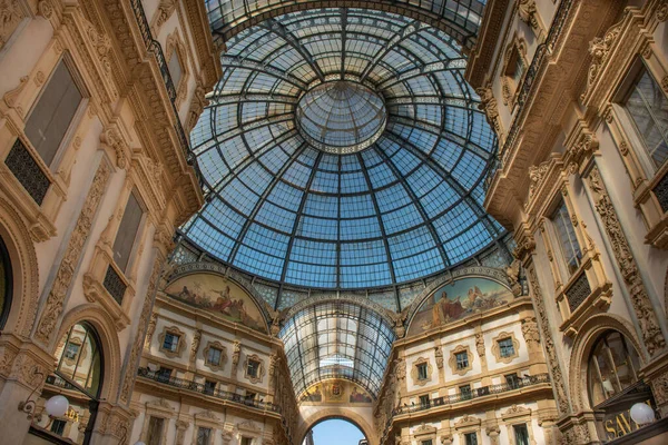 Апреля 2021 Galleria Vittorio Emanuele Milan Luxury Shops — стоковое фото