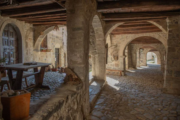 カメラータ コーネッロの古代中世の村のアーチ — ストック写真