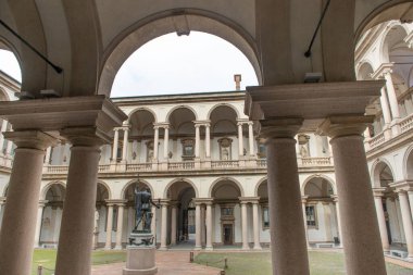 Milan İtalya 3 Mayıs 2021: Milano 'daki Brera Güzel Sanatlar Akademisi bahçe kapısı ve heykelleriyle