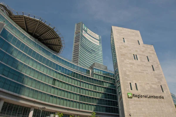 Milan İtalya 4 Mayıs 2021: Palazzo Lombardia 161.3 metre yüksekliğindeki bir gökdelen de dahil olmak üzere üniter binalardan oluşan bir kompleks. Bölgesel konseyin baþkanlýk ve bölüm baþkanlýðý,