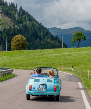 Schfens Innsbruck sterreich 26 Temmuz 2020: Açık klasik bir arabayla Avusturya yollarında yolculuk