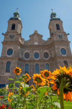 Innsbruck austria 27 Temmuz 2020: Innsbruck 'ta değerli freskleri ve dekorasyonları olan St. James Katedrali