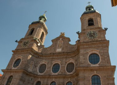Innsbruck austria 27 Temmuz 2020: Innsbruck 'ta değerli freskleri ve dekorasyonları olan St. James Katedrali