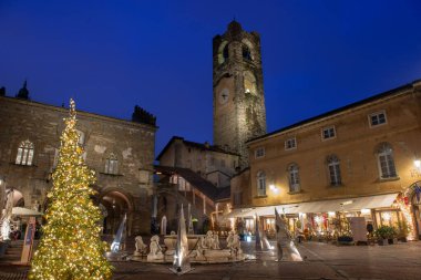 Bergamo Meydanı, çan kulesi ve çeşmesiyle Vecchia.