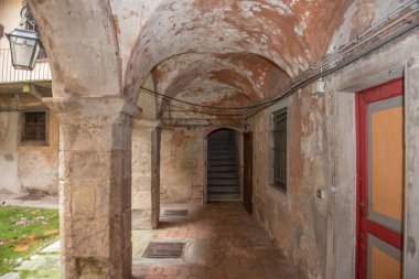 Antik kemerli eski ev yenilenecek.