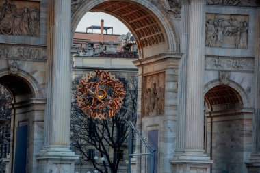 Milan, İtalya, 11 Şubat 2026: Milano 'da Milano-Cortina 2026 Kış Olimpiyatları için yakılan Olimpiyat meşalesiyle Arco della Pace