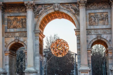 Milan, İtalya, 11 Şubat 2026: Milano 'da Milano-Cortina 2026 Kış Olimpiyatları için yakılan Olimpiyat meşalesiyle Arco della Pace