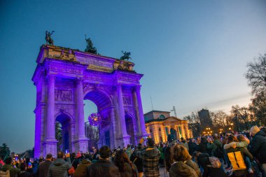 Milan, İtalya, 11 Şubat 2026: Milano 'da Milano-Cortina 2026 Kış Olimpiyatları için yakılan Olimpiyat meşalesiyle Arco della Pace