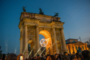 Milan, İtalya, 11 Şubat 2026: Milano 'da Milano-Cortina 2026 Kış Olimpiyatları için yakılan Olimpiyat meşalesiyle Arco della Pace