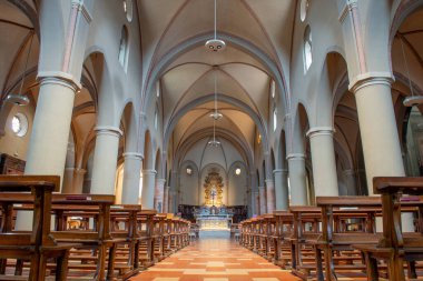 Cremona 'daki San Luca Kilisesi' nin içinde simetrik merkez nav, heybetli sütunlar, yüksek tavan ve arka planda süslenmiş sunak var.