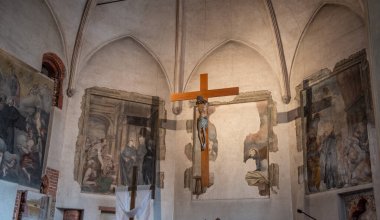 İsa 'nın sunağın üzerindeki çarmıhta asılı olduğu ahşap haçlı kilise.