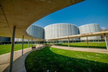 Milan İtalya 27 Şubat 2026: Bocconi Üniversitesi Çağdaş mimari kompleksi metal cepheleri ve dikey çizgileri ile karakterize edilen silindirik binalar, eğri şekilleri, geometrileri ve minimalist tasarımı geliştiren dinamik perspektif.