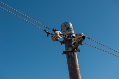 telleri ile elektrik direğine