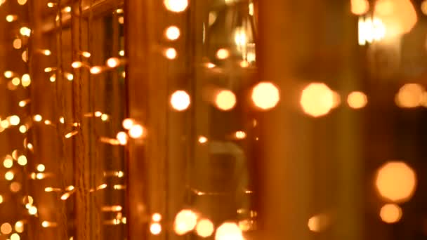 Kerstmis vitrines versierd met garland — Stockvideo