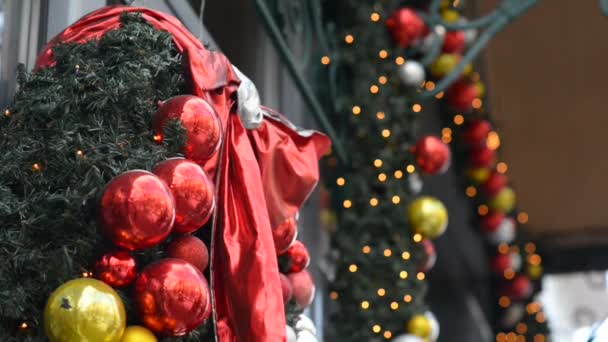 La gente camina en odessa calle comercial decorada para Navidad — Vídeo de stock