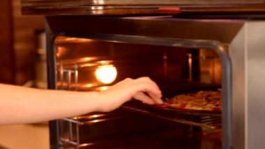 fırın pizza koymak