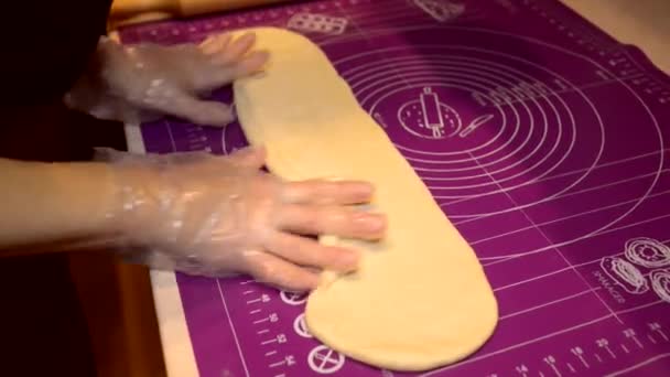 Пекарь смешивает французский багет с хлебом — стоковое видео