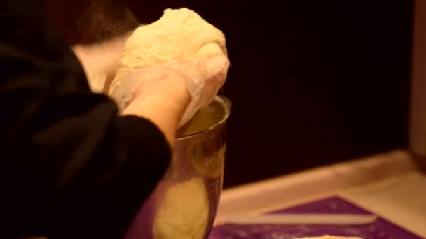 Pâte à pétrir Baker sur la table 