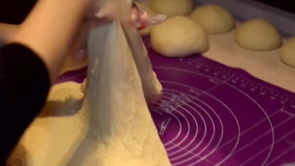 Pâte à pétrir féminine dans une boulangerie — Video