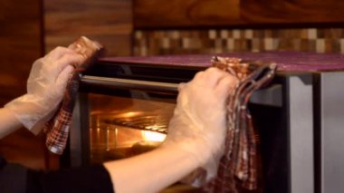 Fırında baget fırından alarak