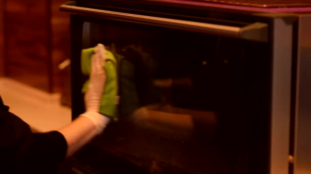 Mão com microfibra de limpeza fora do forno elétrico — Vídeo de Stock