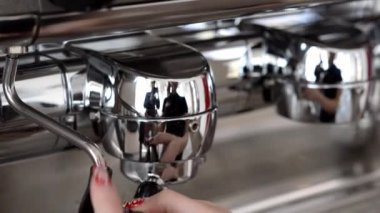 bir fincan kahve kahve makinesi