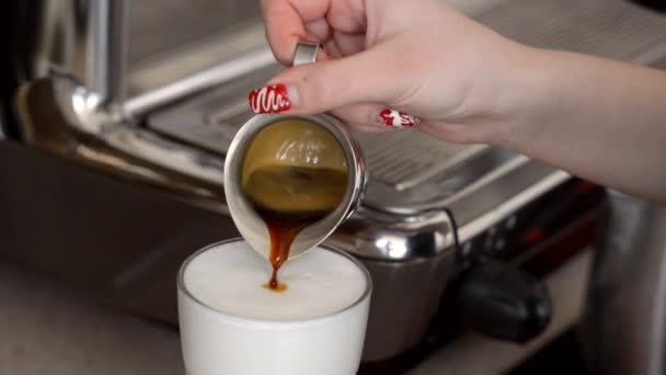 Бариста кладет кофе в молочную чашку — стоковое видео