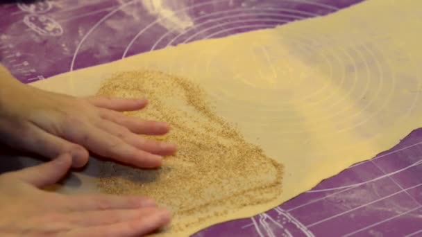 Vrouwelijke handen maken strudel cu mere. — Stockvideo