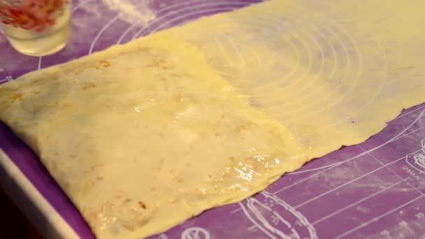 Lubricar strudel de manzana con aceite — Vídeo de stock