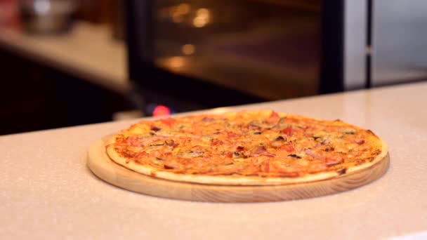 Coupe de pizza italienne fraîche — Video