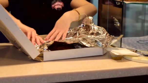 Pizza envasada en papel de aluminio, que tienen justo antes de la entrega — Vídeos de Stock