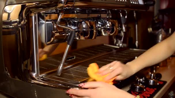 Reiniging van het oppervlak van een koffiemachine — Stockvideo