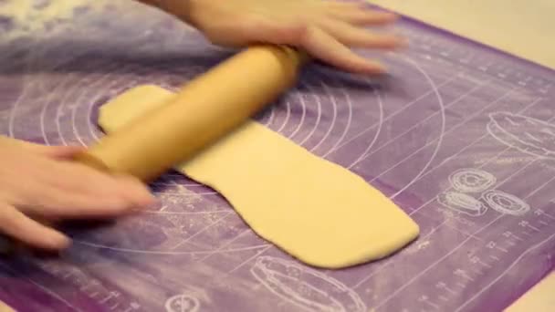 Roll dough for apple strudel — Stock Video