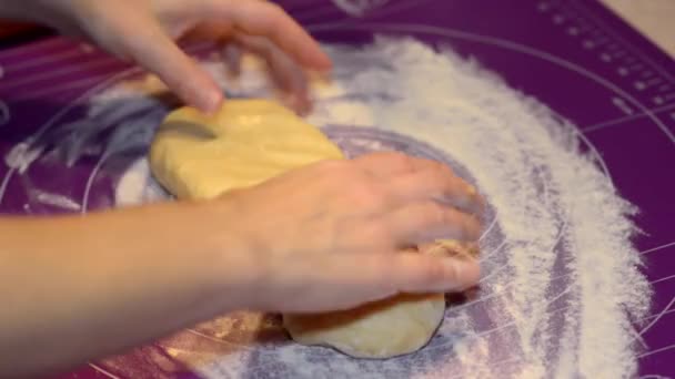 Bereiding van deeg Apfelstrudel — Stockvideo