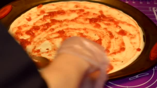 Chef plaster pastry for pizza — Stock Video