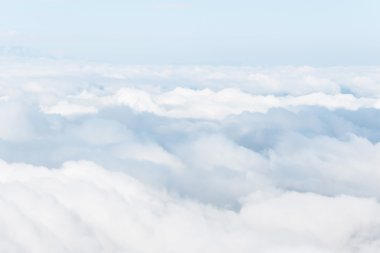 Gökyüzü ile kabarık