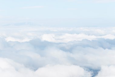 Gökyüzü ile kabarık