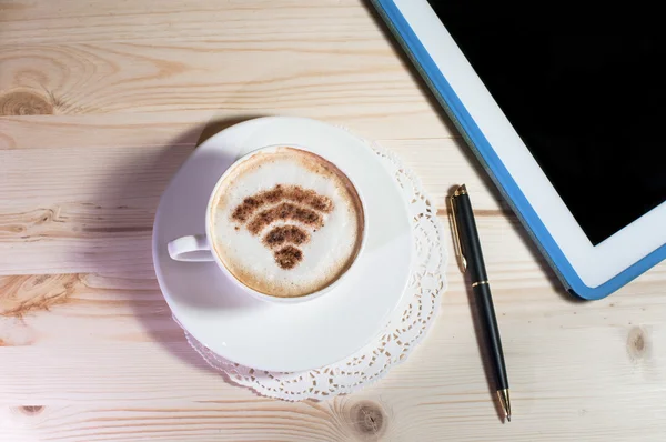 Tarçın CAPUCINO fincan WiFi sembolü yaptı. Ücretsiz wi-fi alan Café / restauran — Stok fotoğraf