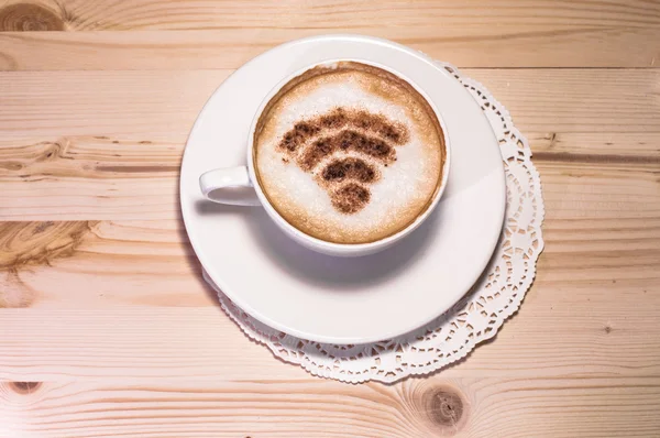 Логотип Wi-Fi из корицы в качестве украшения для кофе. Бесплатный Wi-Fi в кафе / ресторанах — стоковое фото