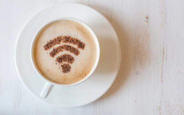 WiFi sembolü tarçın fincan cappuccino kahve dekorasyon olarak yaptı. Beyaz ahşap zemin — Stok fotoğraf