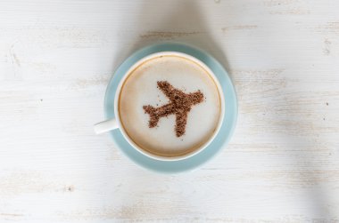 Fincan kapuçino tarçın uçak ile