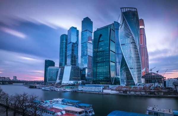 Wieżowiec. Miasto Moskwa (Moskwa International Business Center) na wieczór, Federacja Rosyjska. (Długa ekspozycja strzał, Chmura efekt ruchu) — Zdjęcie stockowe