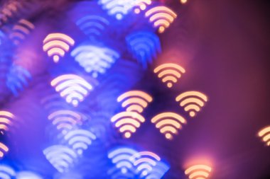 WiFi sembolü. Soyut parlayan arka plan bulanık. Ufuk yanıp sönen ışıklar şeklinde. Wi-fi zemin