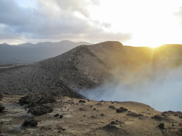 Uitbarstende vulkaan bij zonsondergang — Stockfoto