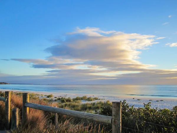 Probuzení na pláži, ranní slunce v krásném Tasmánie Royalty Free Stock Fotografie