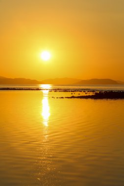 Flores Denizi Endonezya gün batımında